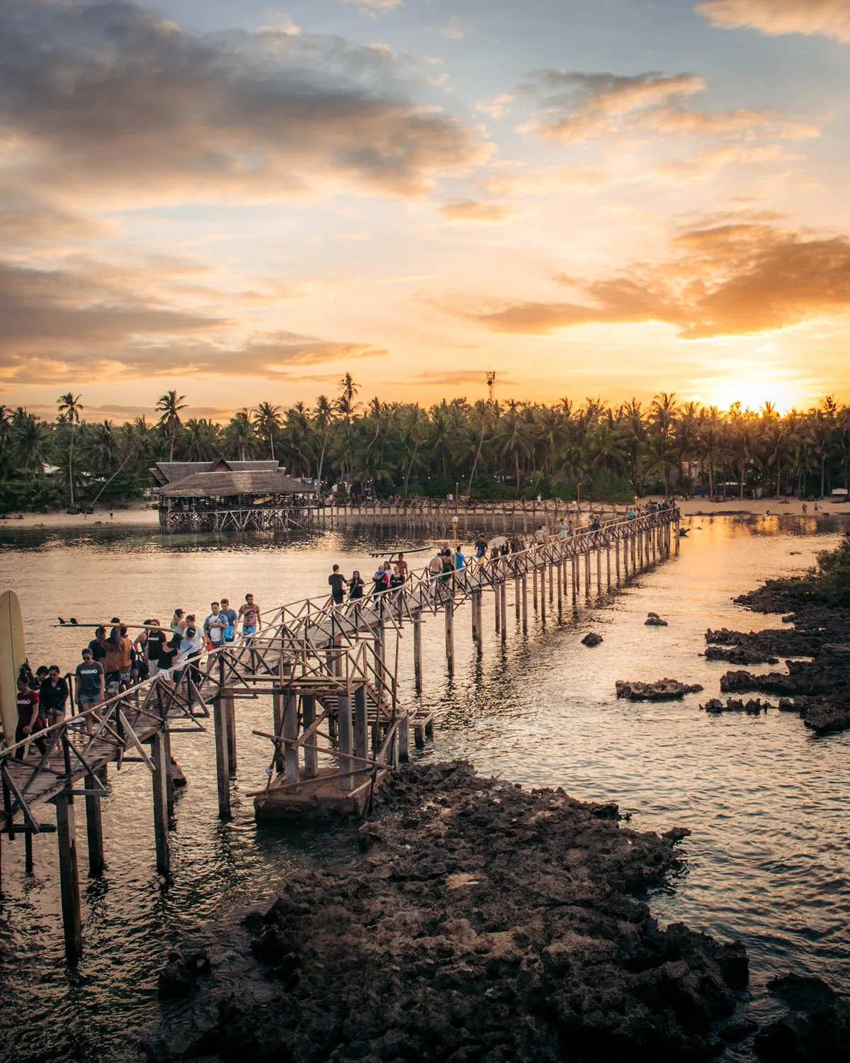 Cloud 9 gājēju tilts. Šajā vietā pulcējās visvairāk Siargao sērferu.