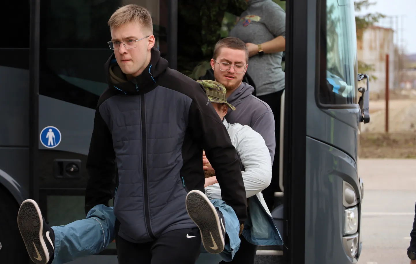 Õppusel on evakueeritavateks on tsiviilriietes ajateenijad, keda viiakse õppuse ohualast ära bussidega.