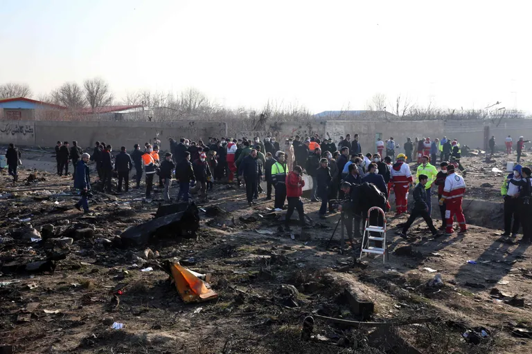 Iraanis Teheranis kukkus alla reisilennuk, mille pardal oli 176 inimest. Iraani päästetöötajad sündmuskohal.