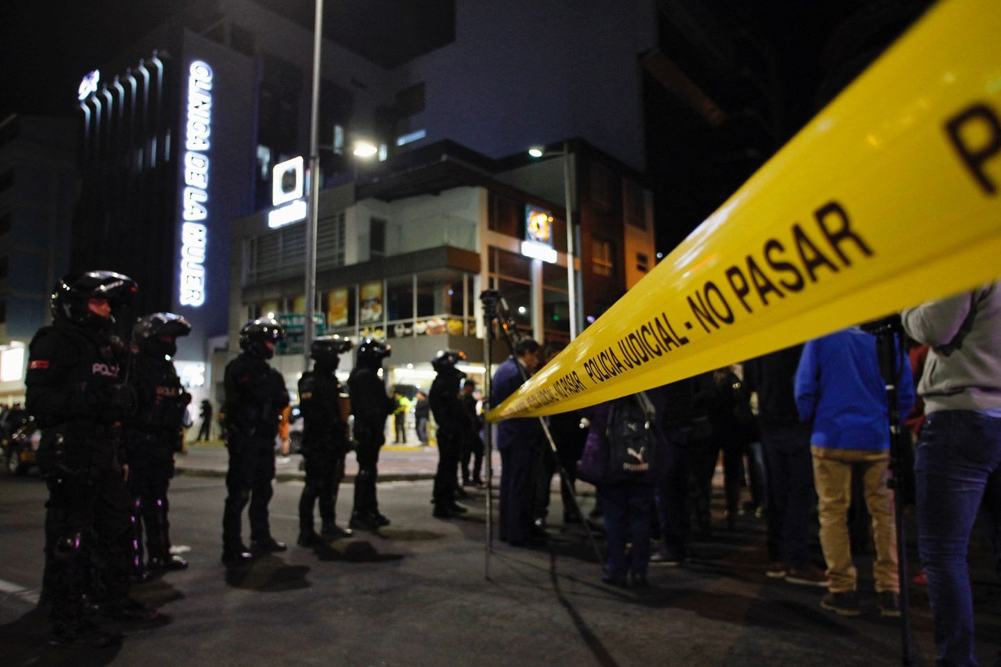 Quito politseinikud valves haigla juures, kuhu Fernando Villavicencio toimetati