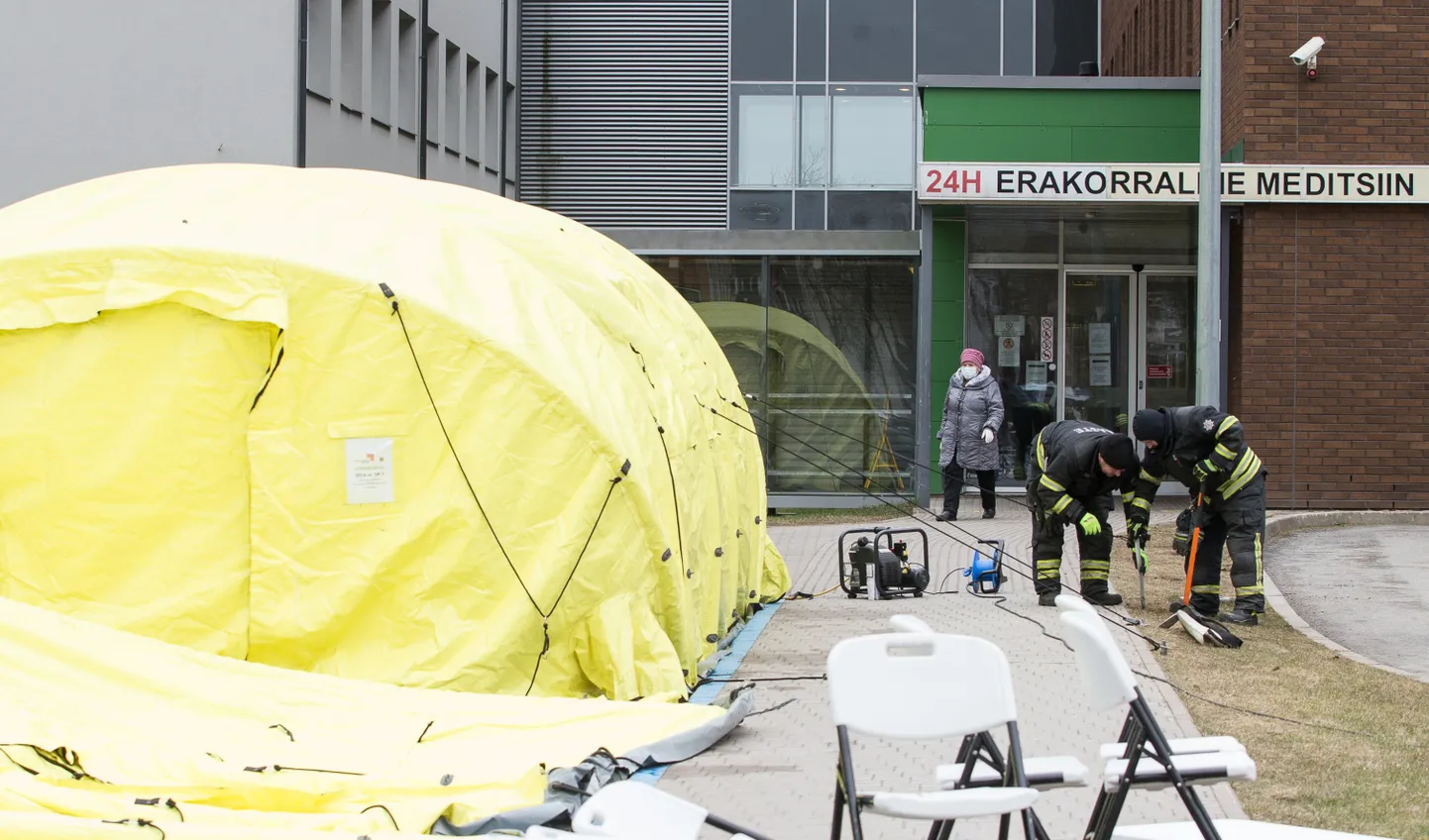 Eile paigaldati Ida-Viru keskhaigla erakorralise meditsiini osakonna ette mobiilset triaažikabinetti, et ära hoida viiruse kontrollimatut levikut haiglaruumidesse. Triaažikabinetis võetakse patsiendi anamnees ning selgitatakse välja edasise ravi vajalikkus.