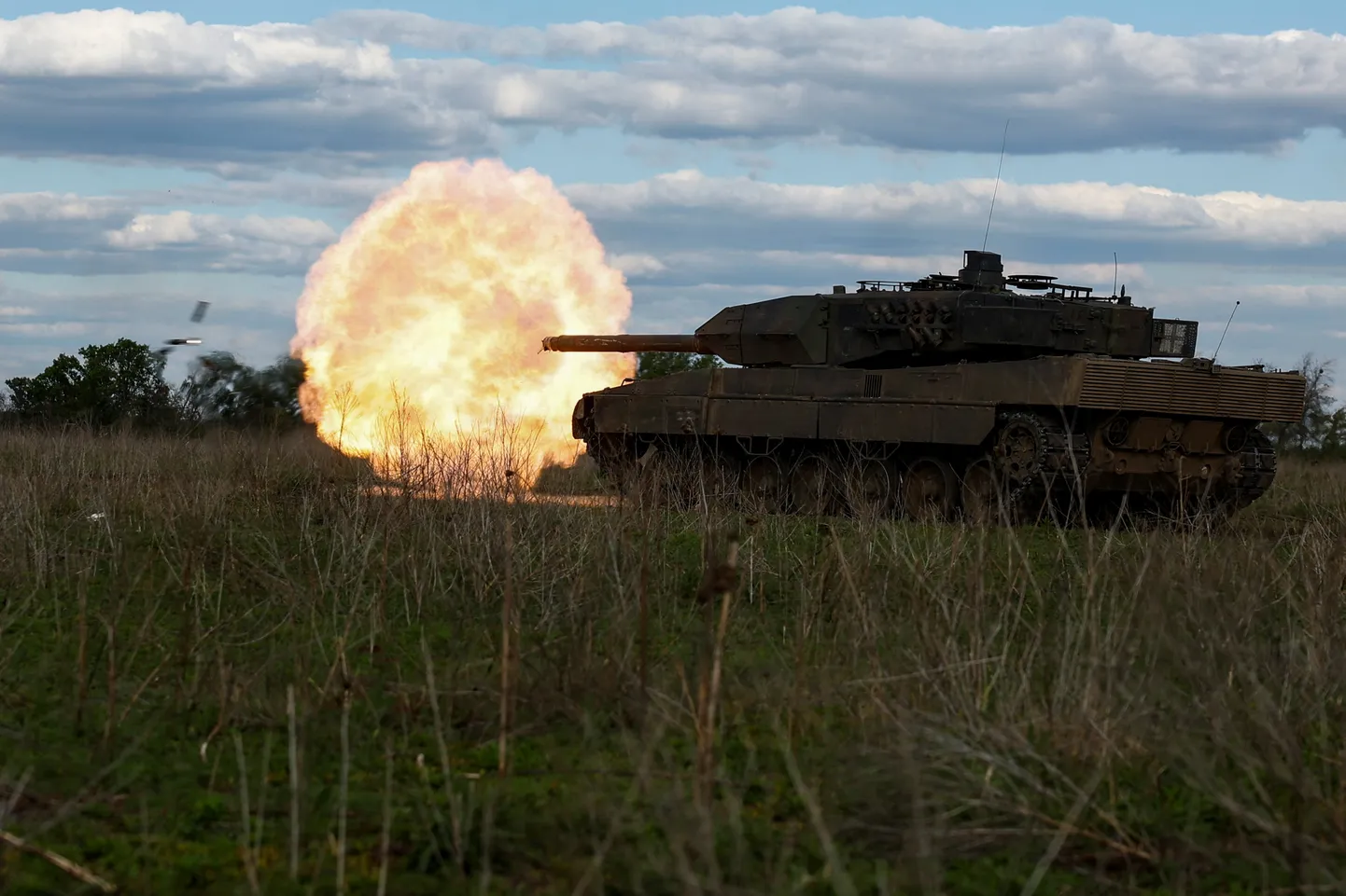 Ukraina sõdurid tulistama tankist Leopard 2A6 sõjaväeõppusel Donetski oblastis 12. mail 2024. aastal.