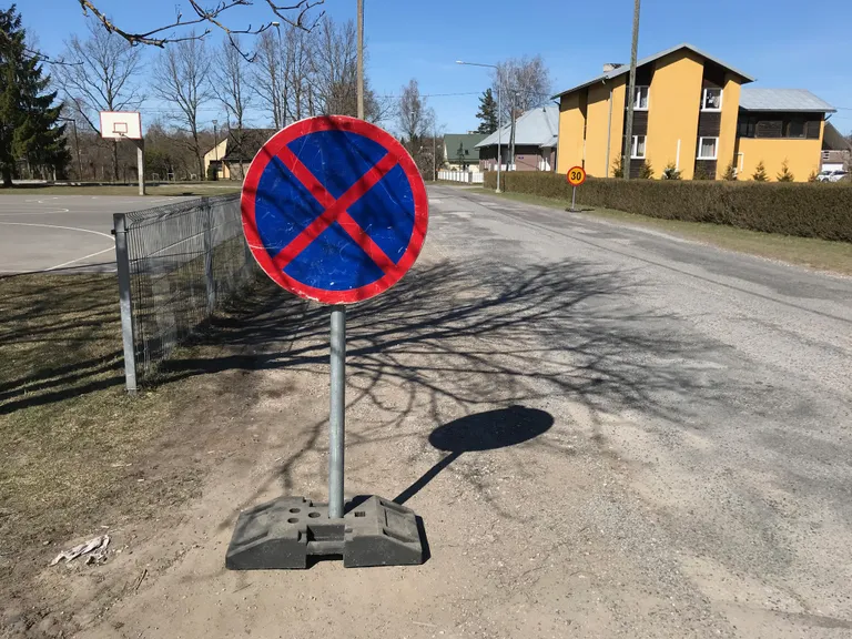 Parkimise ja peatumise keeld Tiigi tänaval.