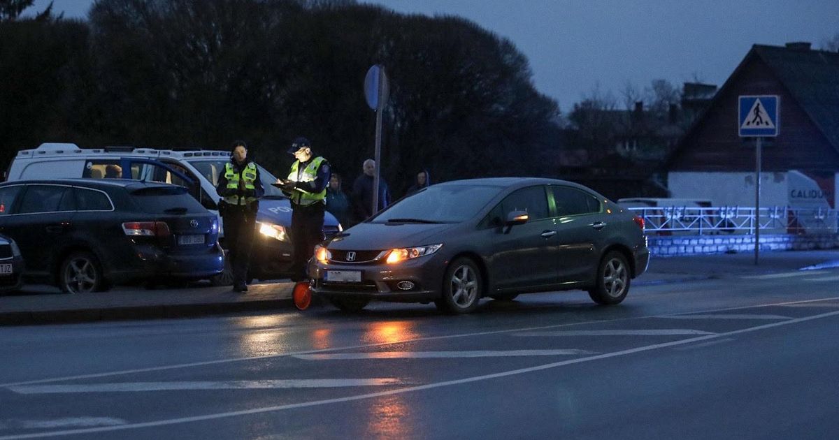 Vanem naine jäi Rakveres auto alla