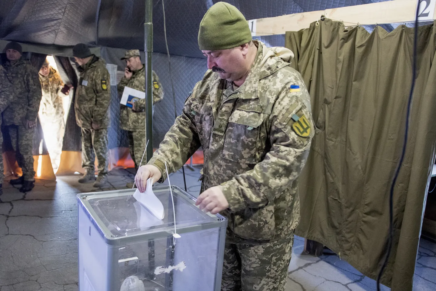 Ukraina sõdur hääletamas 2019. aasta presidendivalimistel.