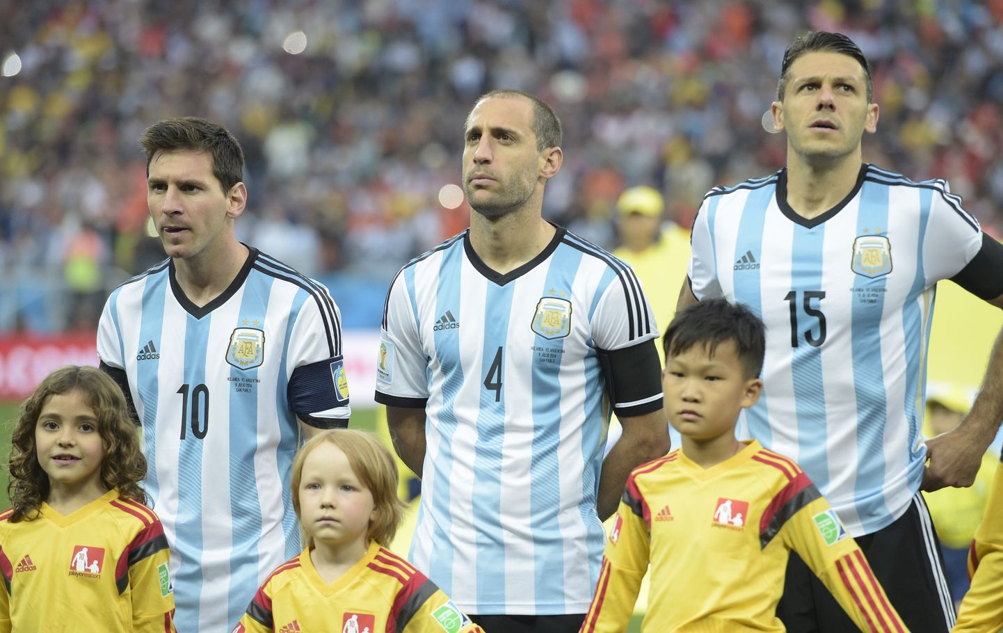6-aastane Lukas Elo (keskel kollases) saatis MMi poolfinaali eel väljakule Argentina staari Pablo Zabaleta