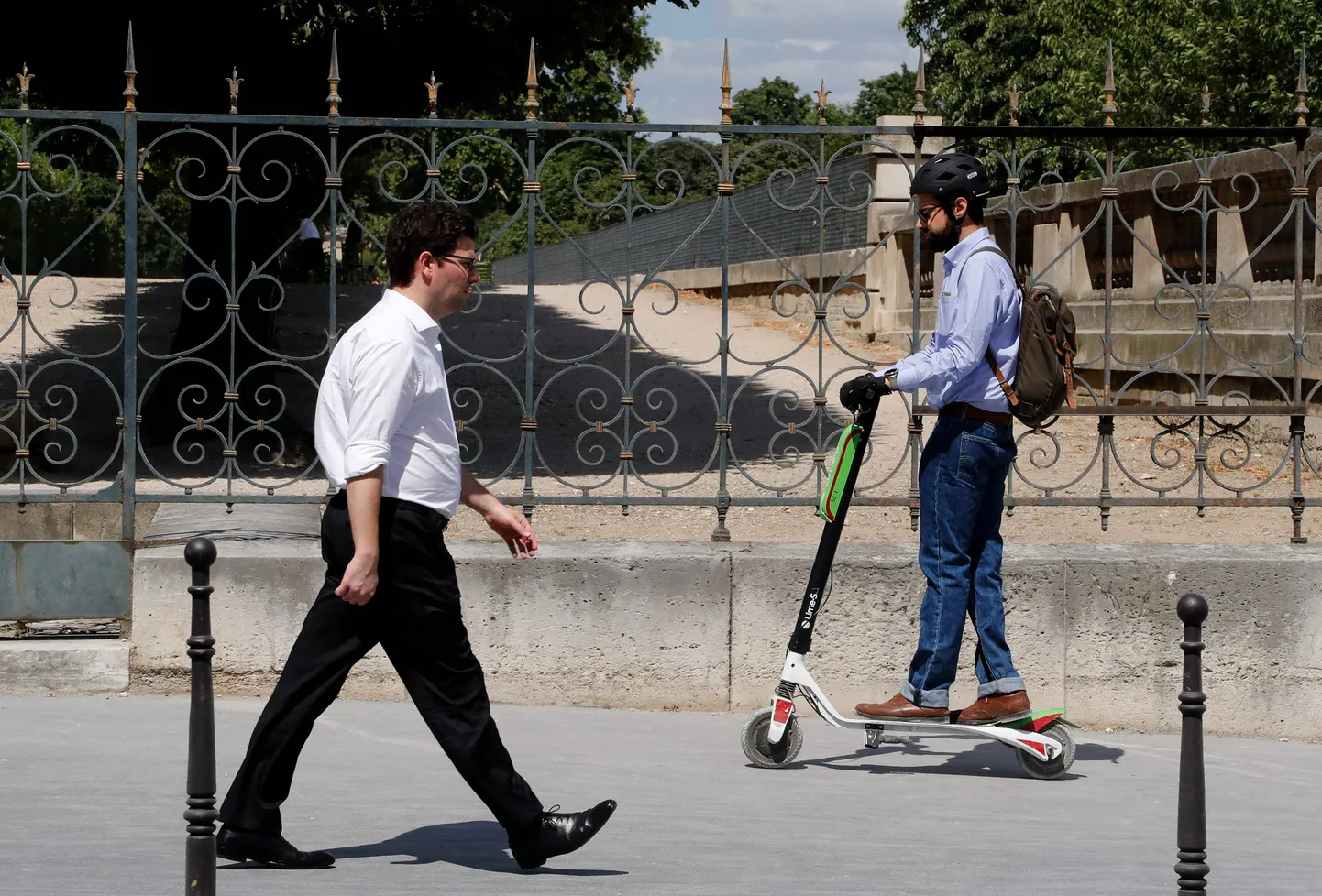 Jalakäija ja elektriskuutriga liikleja Pariisi tänavatel.