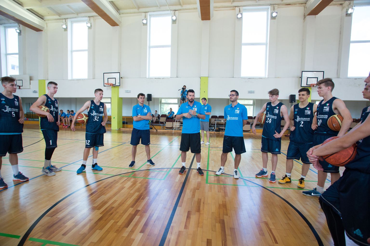 Eesti korvpalli noored tegijad kuulasid laupäevases esimeses trennis hoolikalt välismaiste treenerite õpetussõnu, sest kes suudab ennast heast küljest näidata, võib uuest hooajast mängida juba piiri taga.