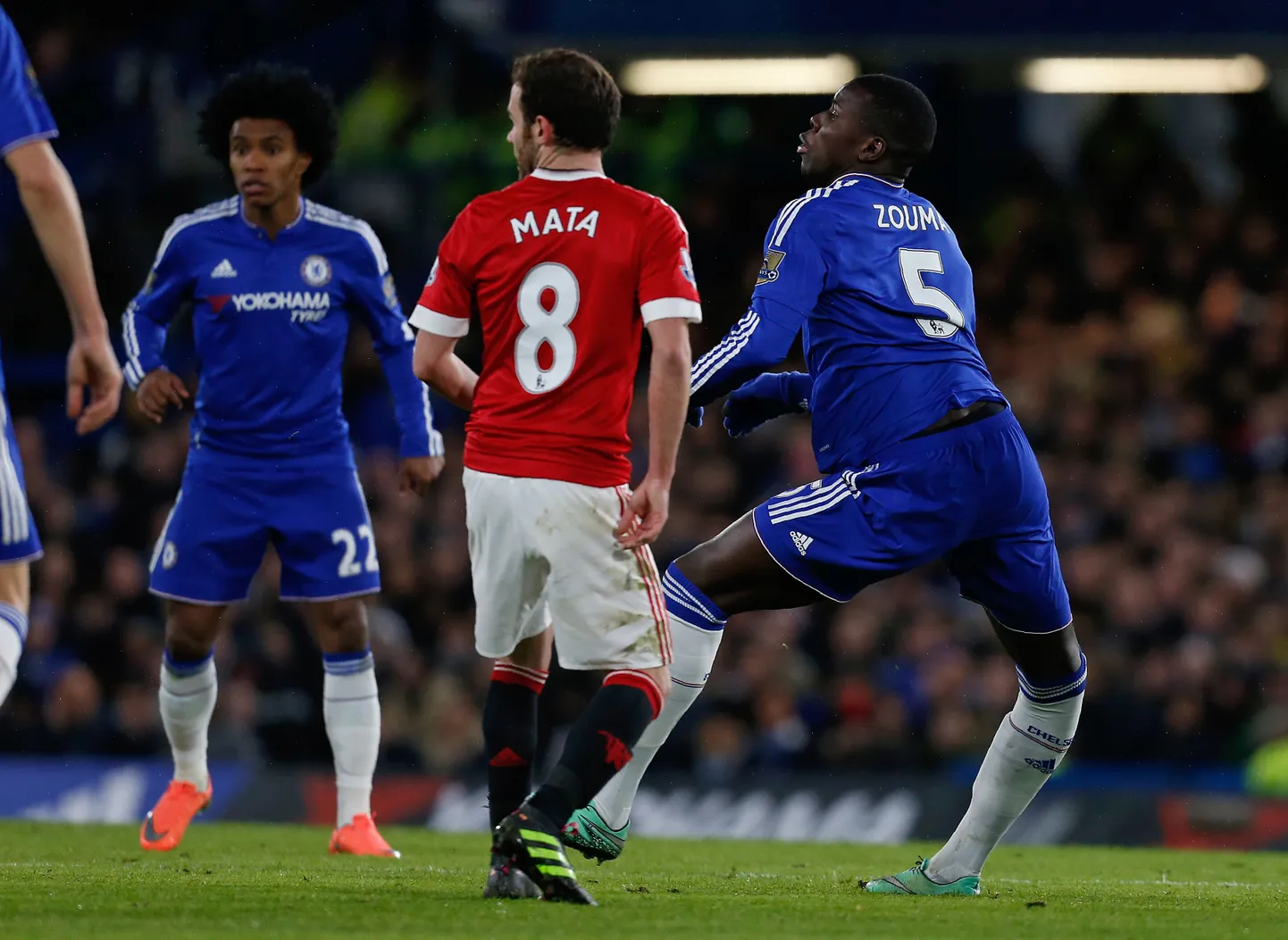 Kurt Zouma (paremal) vigastas kohtumises ManU vastu põlve.