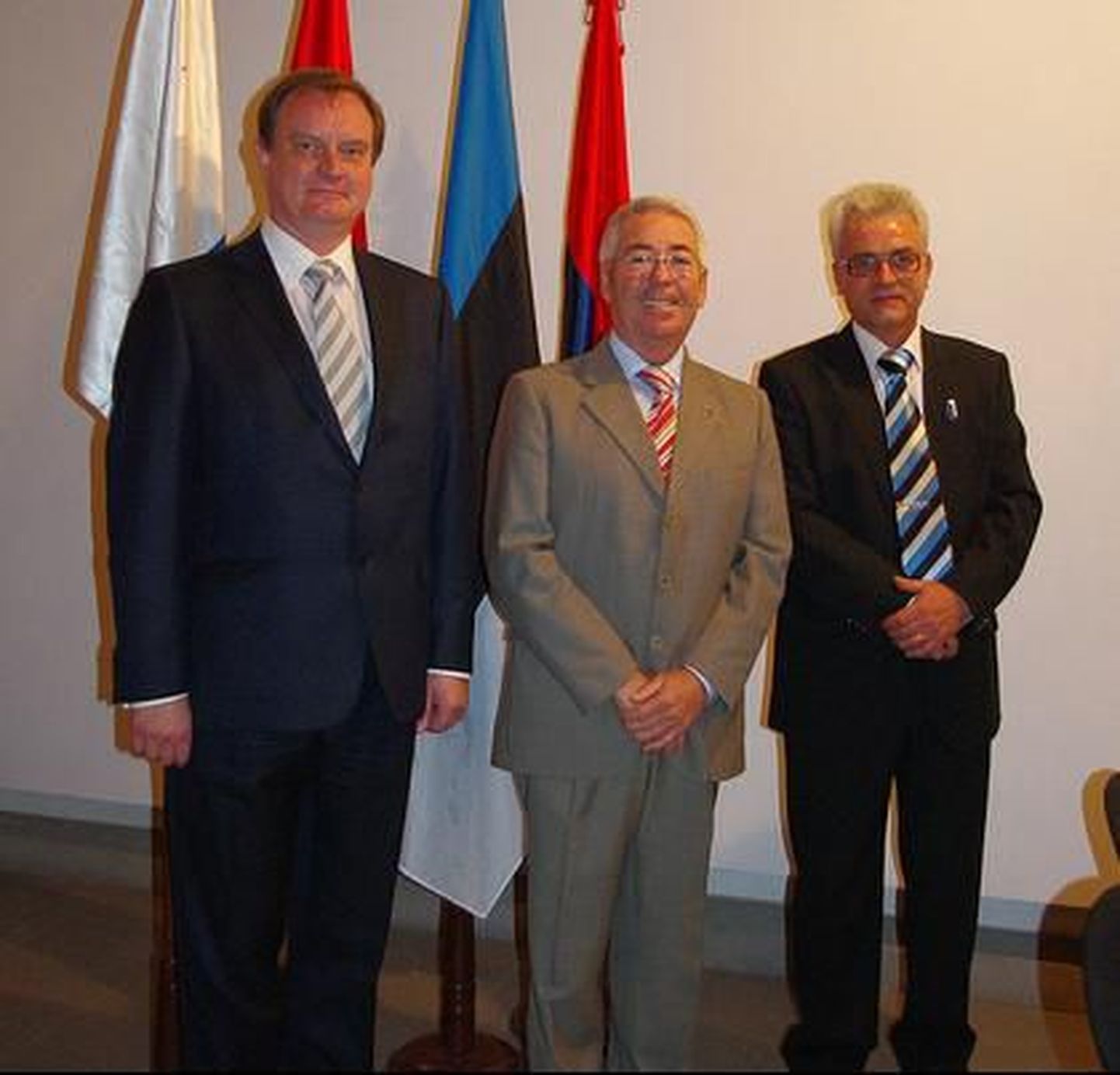 Eesti suursaadik Hispaanias Toomas Kahur (vasakult), Telde linnapea Aureliano Francisco Santiago Castellano ja aukonsul Sergio Pedro Tadeo Benitez.