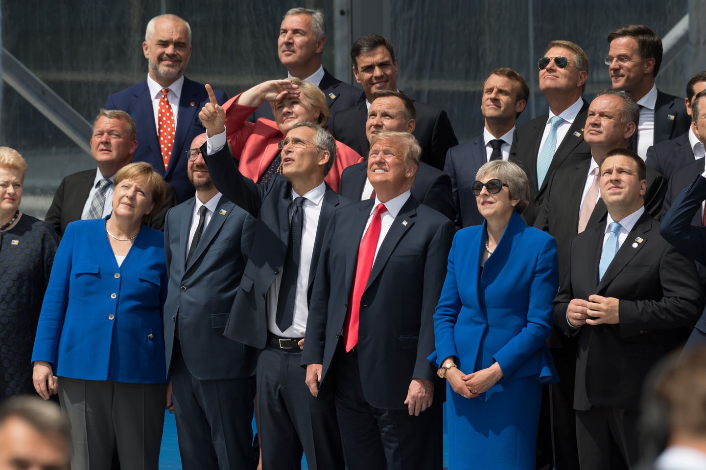 Brüsselis alanud NATO tippkohtumine algas liikmesriikide juhtide ühispildiga.