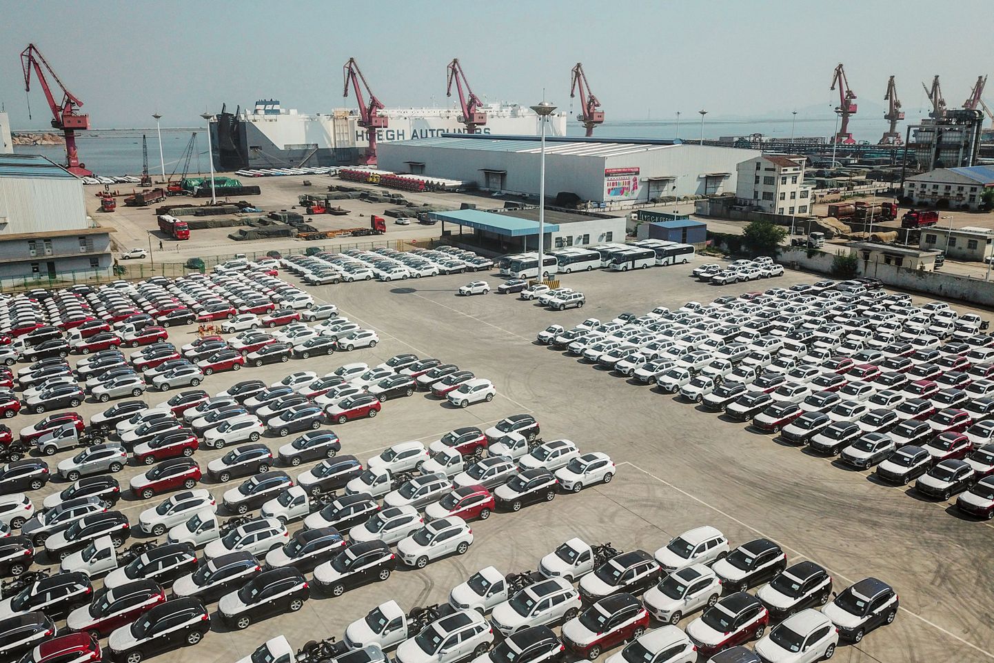 Eksportam saražotas automašīnas Ķīnas ostā. Ilustratīvs attēls
