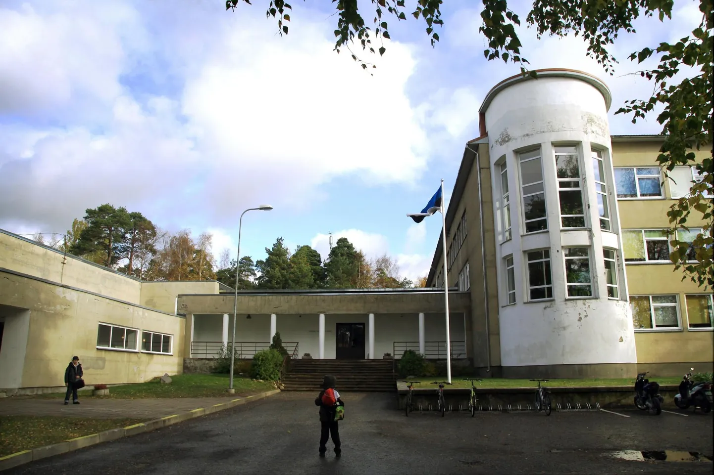 Raeküla kool linna serval on kui vaene sugulane, kelle remontimiseks pole jätkunud raha ning keegi ei oska öelda, millal ja kas üldse leitakse.