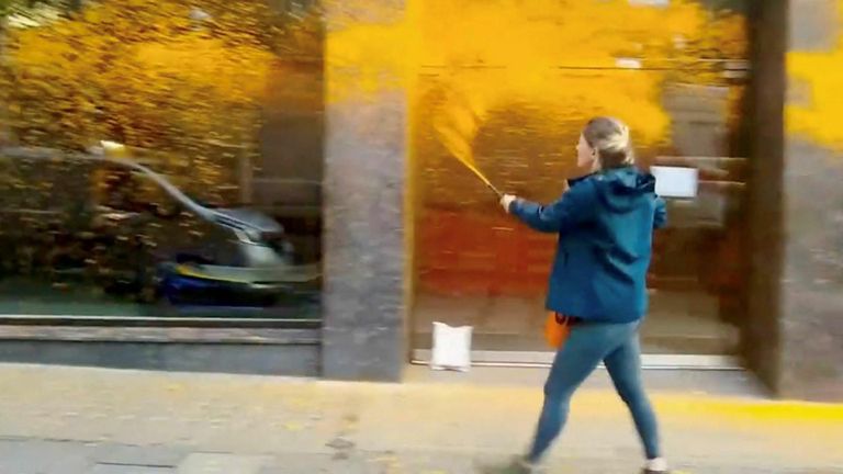 Protestiliikumise Just Stop Oil liige pritsib värvi Londoni luksusautode salongi akendele. Samal moel on rünnatud ka Rolexi esindusi, Harrodsi kaubamaja ja Briti panka. 