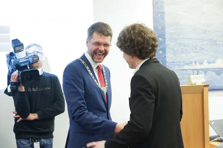 Евгений Осиновский принимает поздравления со вступлением в должность мэра Таллинна.