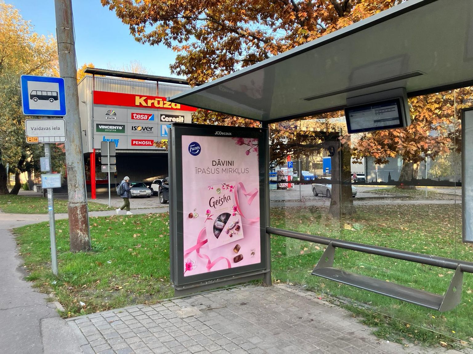 В Пурвциемсе на остановке больше года висит абсолютно бессмысленное табло