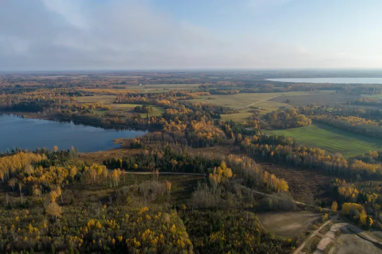 Hirmuküla, Mäeküla ja Sudiste küla juures asuvat Mäeküla järve kutsutakse ka Samblajärveks või Mäejärveks.