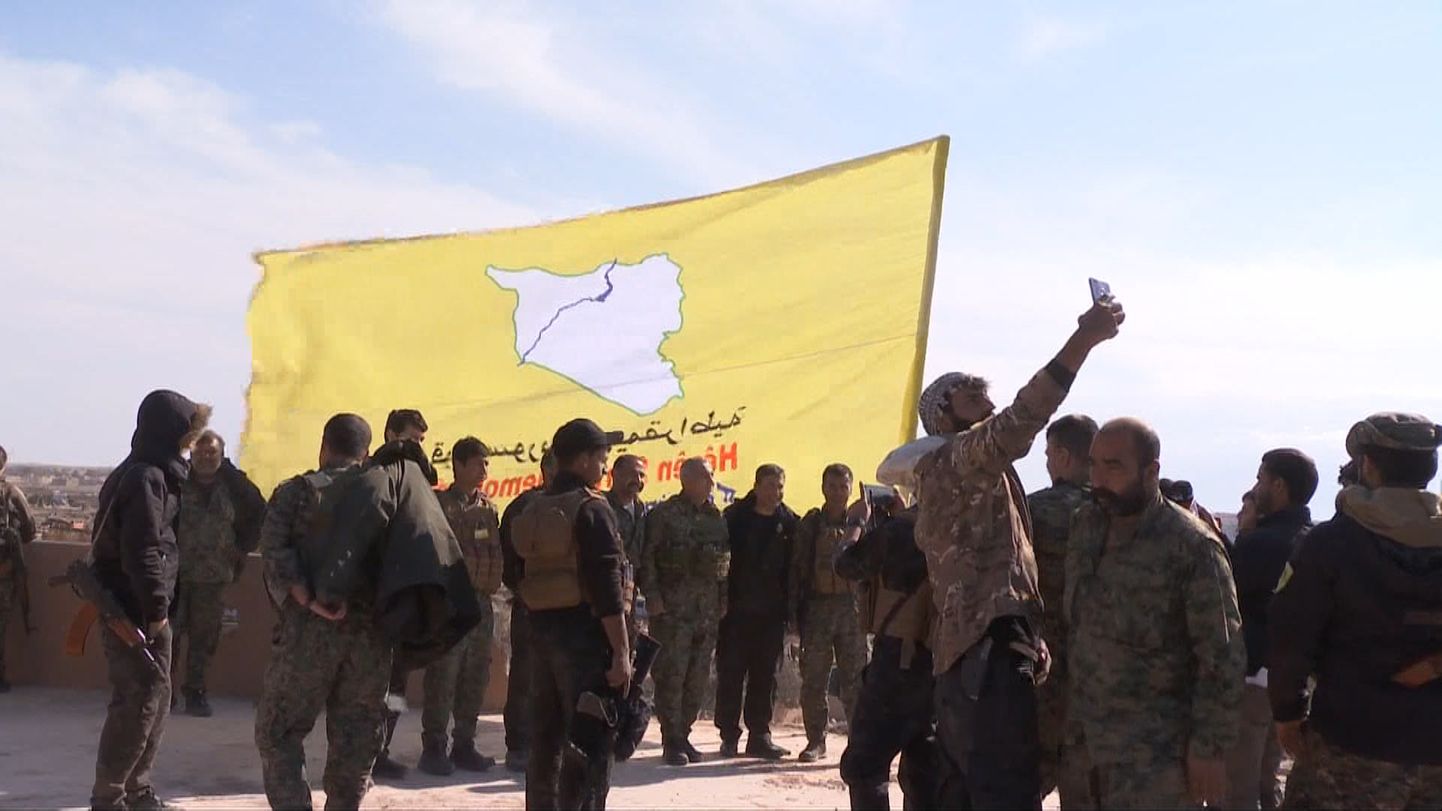 ASV atbalstītās kurdu un arābu alianses cīnītāji paceļ savu dzelteno karogu virs Baghūzas.
