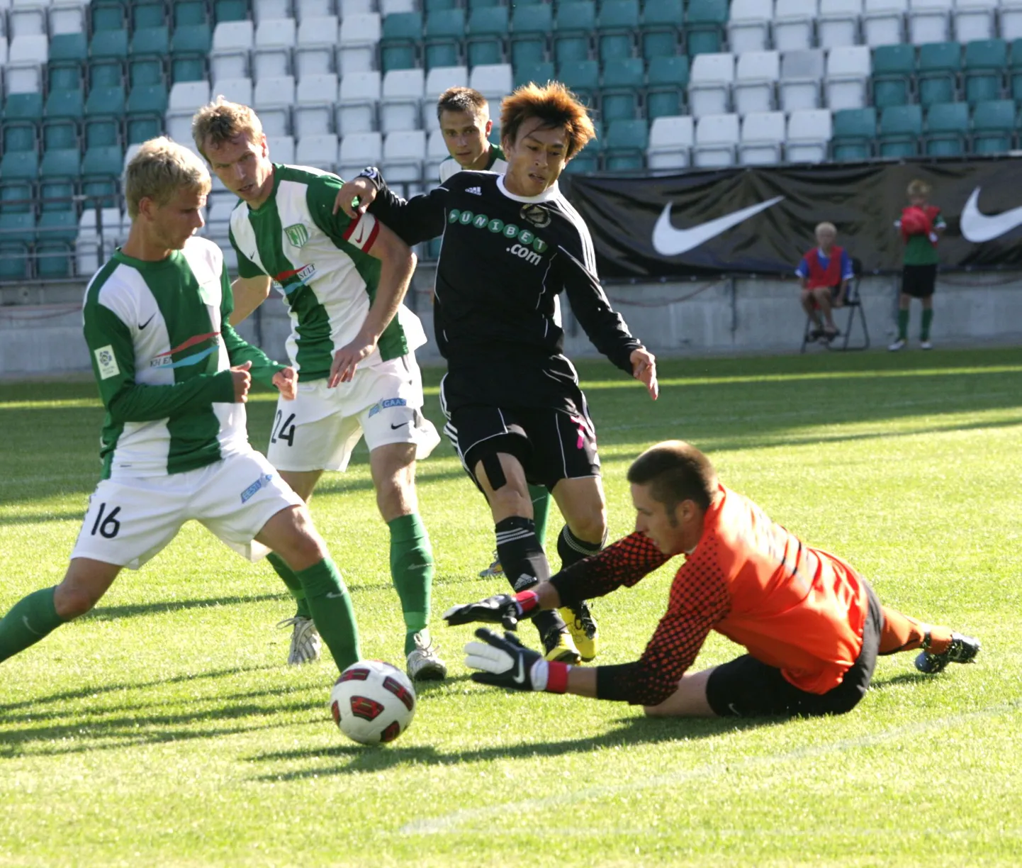 Marko Meerits (pikali) kohtumises FC Flora ja Nõmme Kalju vastu.