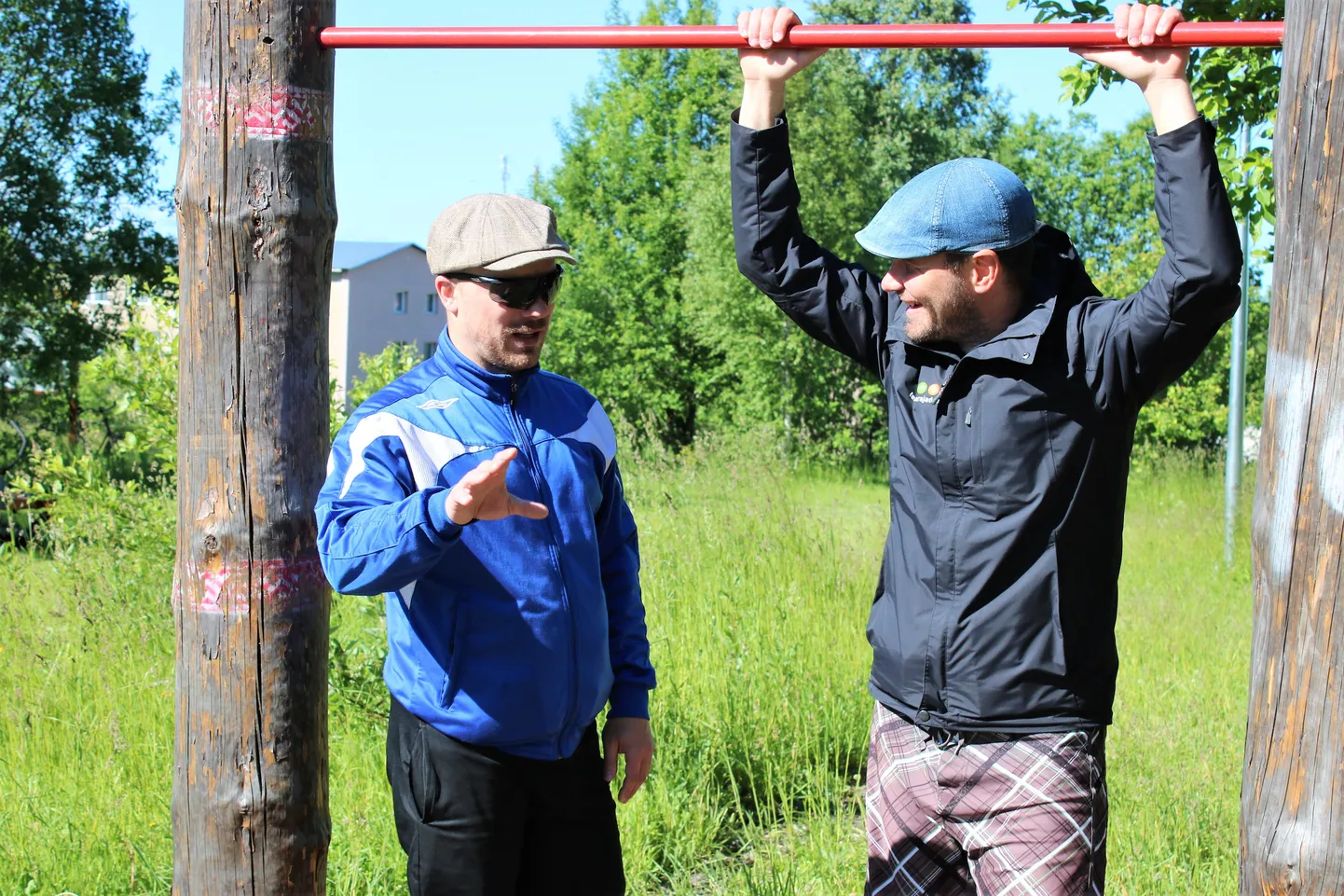 Vasakult Jõgeva linnavali​tsuse liige ja välispordiväljaku idee eestvedaja Kristian Vaarpuu ja Jõgeva spordikeskuses juhataja Priit Toru. Mehed seisavad spordikeskuse terviserajal, kus asuvad kettagolfi park ja jooksurajad. Fotol on näha vana virgutusala, mis jääb alles, uus välispordiväljak tuleb selle kõrvale.