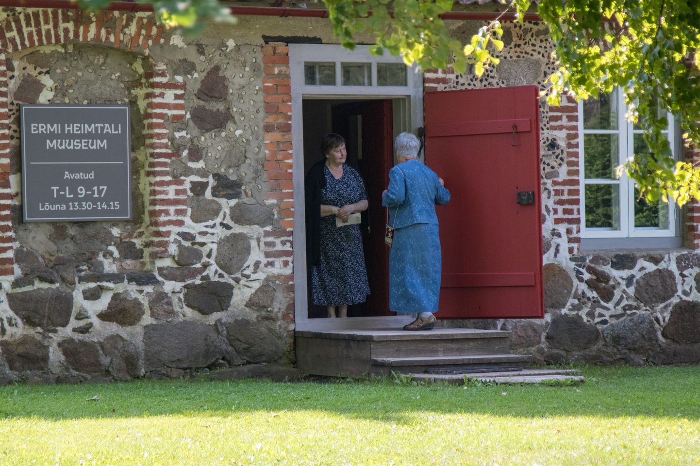 ERMi Heimtali muuseum, uksel sisenemas vaibakunstnik Anu Raud.