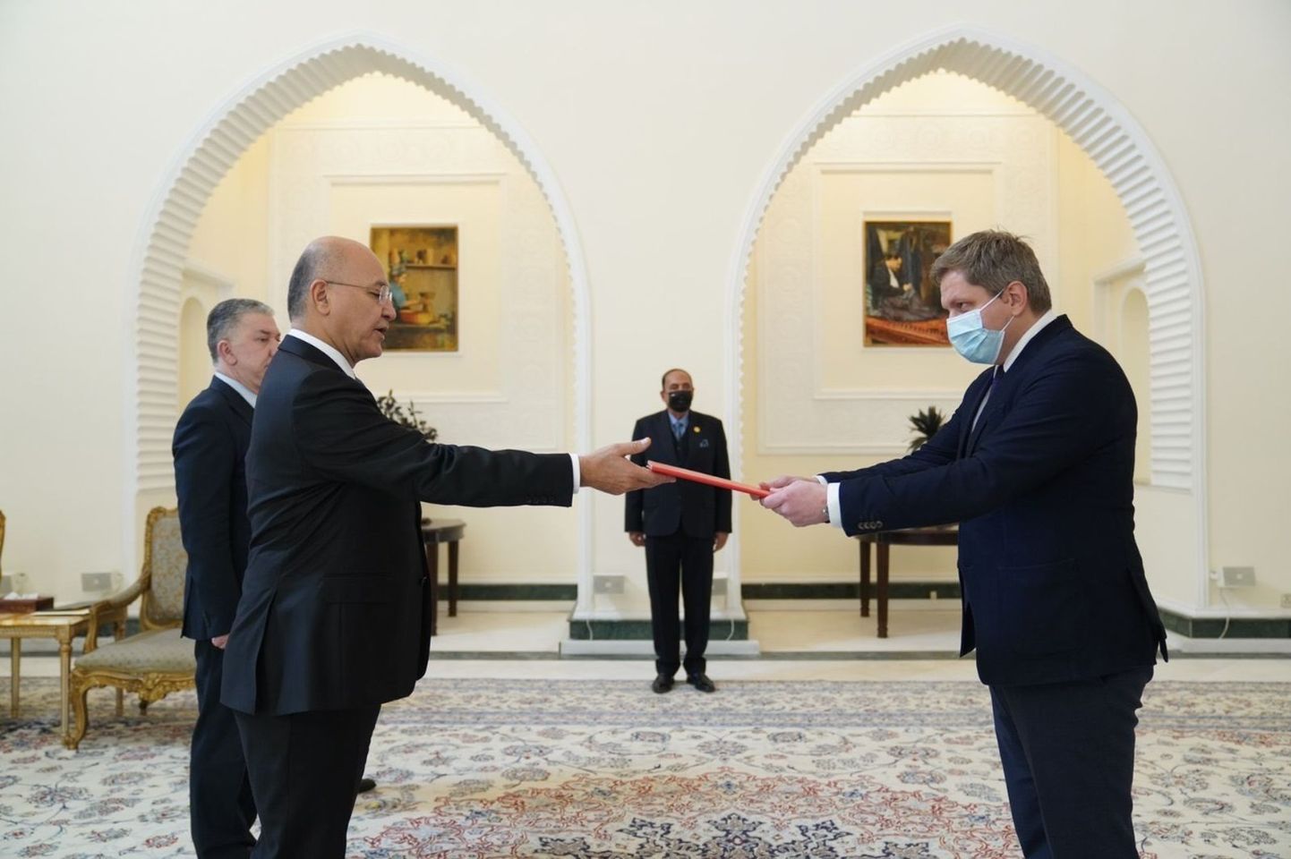 Eesti Vabariigi suursaadik Iraagis Lembit Uibo (paremal) andis üle volikirja.