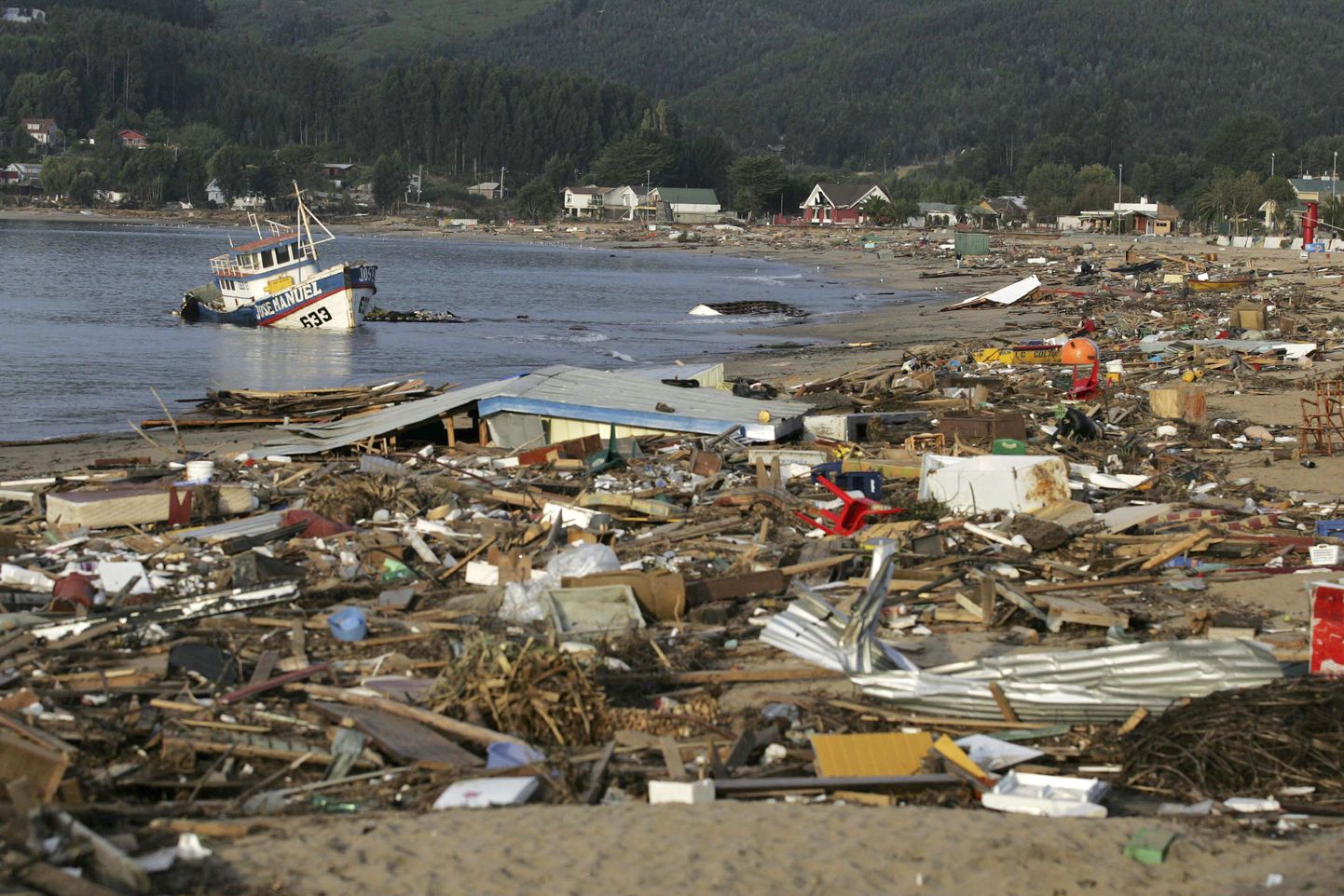 Tšiili keskosas asuva Dichato rannale maavärinast tekkinud hiidlaine järel jäänud rusud.