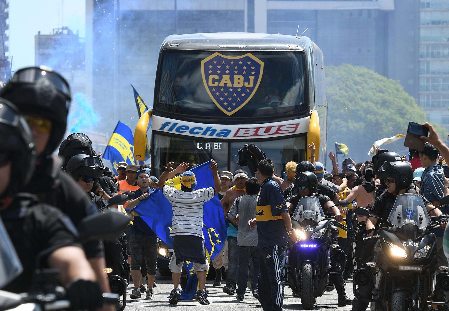 Boca Juniorsi meeskonna buss staadioni poole sõitmas