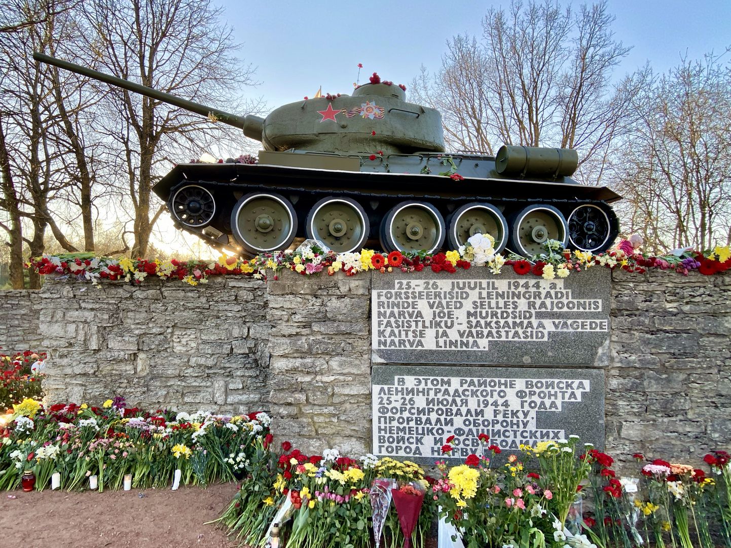Советский танк Т-34 с красными звездами на башне становится все больше объектом особого местного культа и символом нарвской самобытности.