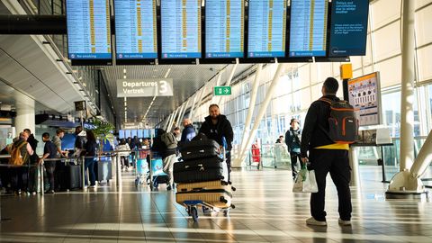 VIDEO ⟩ Privāta telpa un luksusa auto. Raidījums skaidro, kas pieejams Amsterdamas lidostas VIP centrā