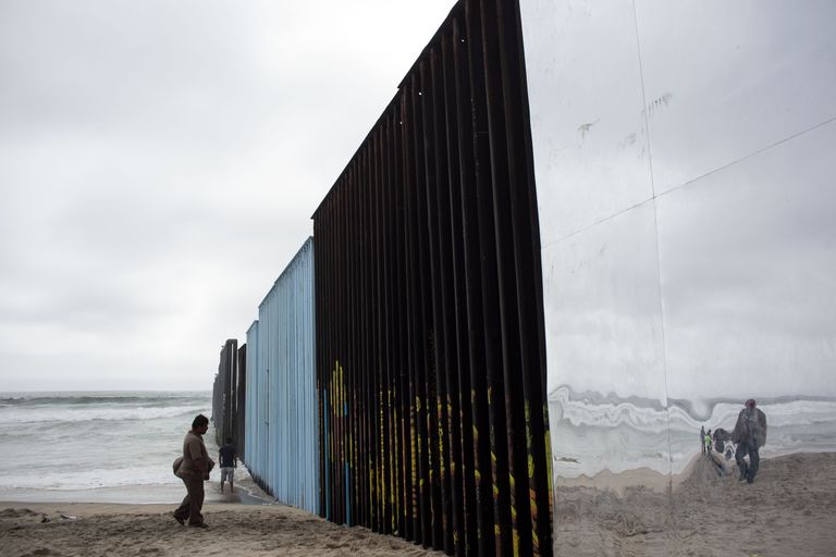 Mehhiko-USA piiril olev müür vaadatuna Mehhiko Tijuana poolelt