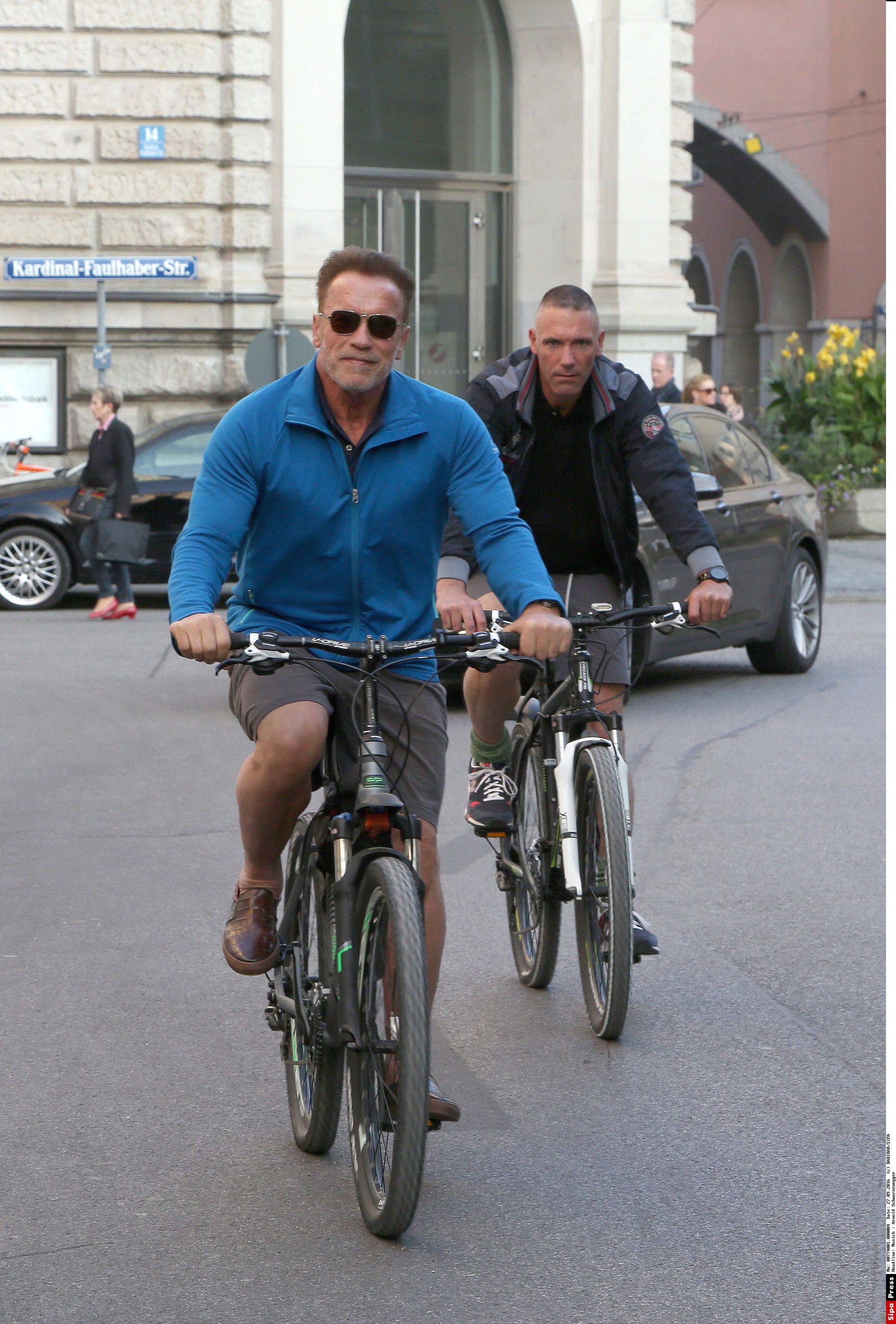 Arnold Schwarzenegger ja ta ihukaitsja jalgratastel