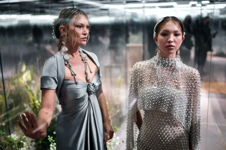 Supermodell Kate Moss koos türe Lilaga Fendi moesõul. Paljude arvates on Lila kõnnal moelaval nõrk.