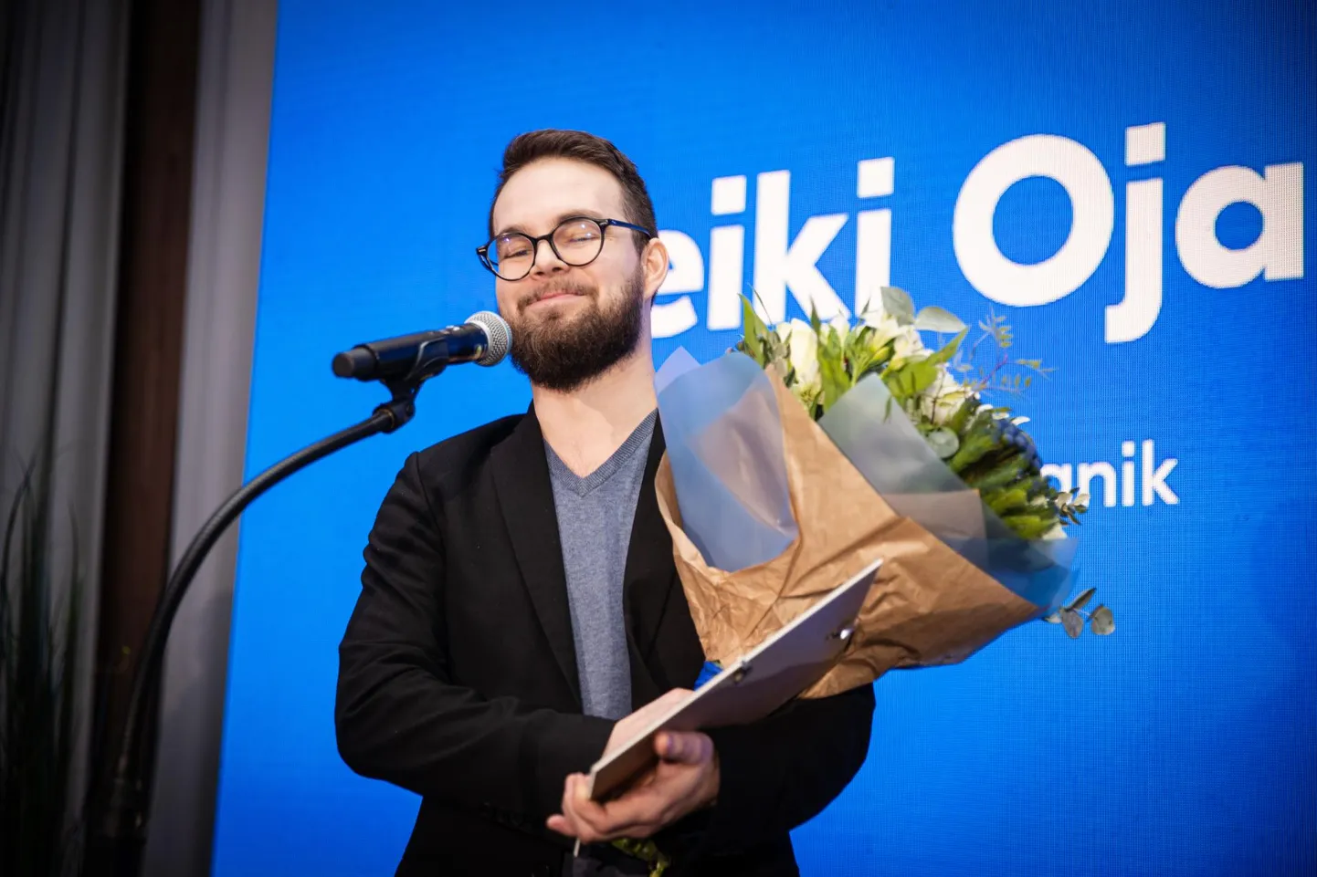Veiki Ojaperv tunnistati Jaan Tõnissoni ajakirjandusauhindade jagamisel 8. veebruaril 2022 aasta nooreks ajakirjanikuks.