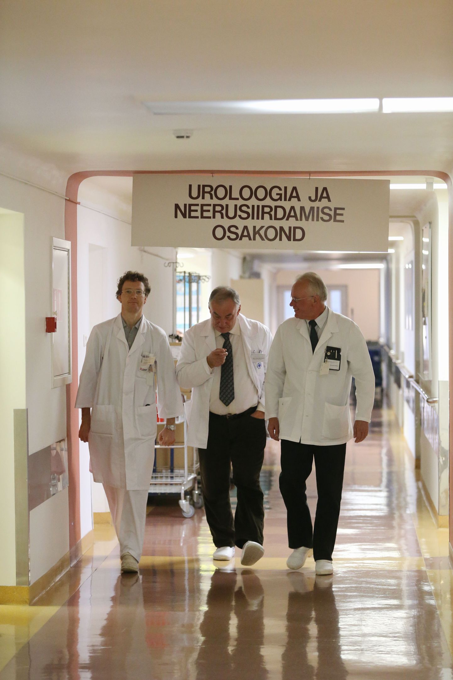 Kliinikumi neerusiirdajate tuumik (vasakult) Jaanus Kahu, Peeter Dmitriev ja Aleksander Lõhmus. Eelmisel aastal siirdasid nad neeru 40 patsiendile ning kahele patsiendile neeru ja kõhunäärme.