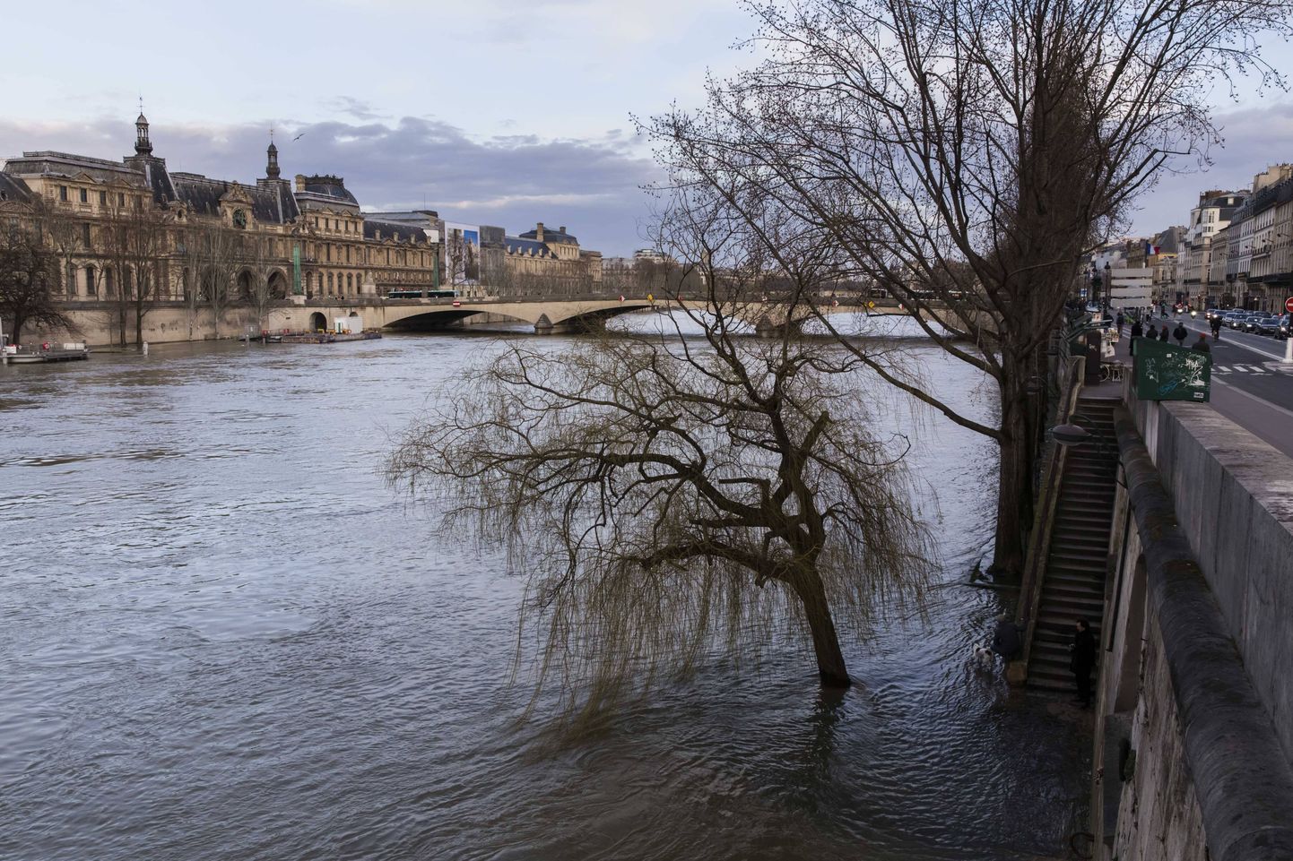 Seine'i jõe veetase on paduvihmade järel ohtlikult kõrgele tõusnud.