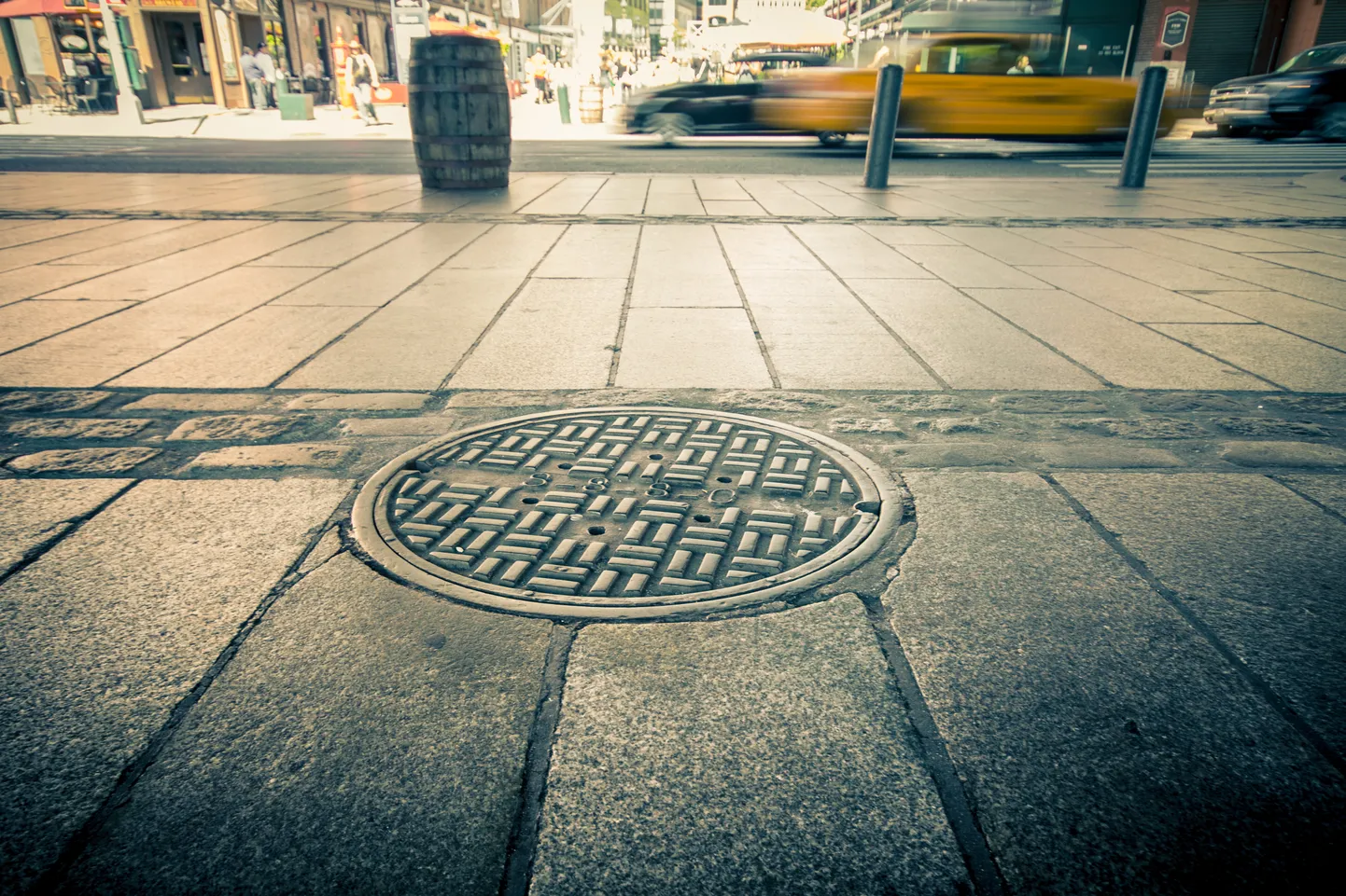 Kanalisatsiooniauk USA-s New Yorgis Manhattanil. Pilt on illustreeriv