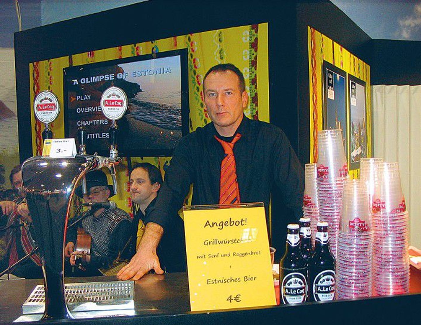 Исполнительный директор транспортной фирмы UPEX LS Урмас Палк продает на выставке пиво уже двенадцатый год. Надпись на табличке: «Предложение! Гриль-колбаски с горчицей и ржаным хлебом. Эстонское пиво. 4 евро».
