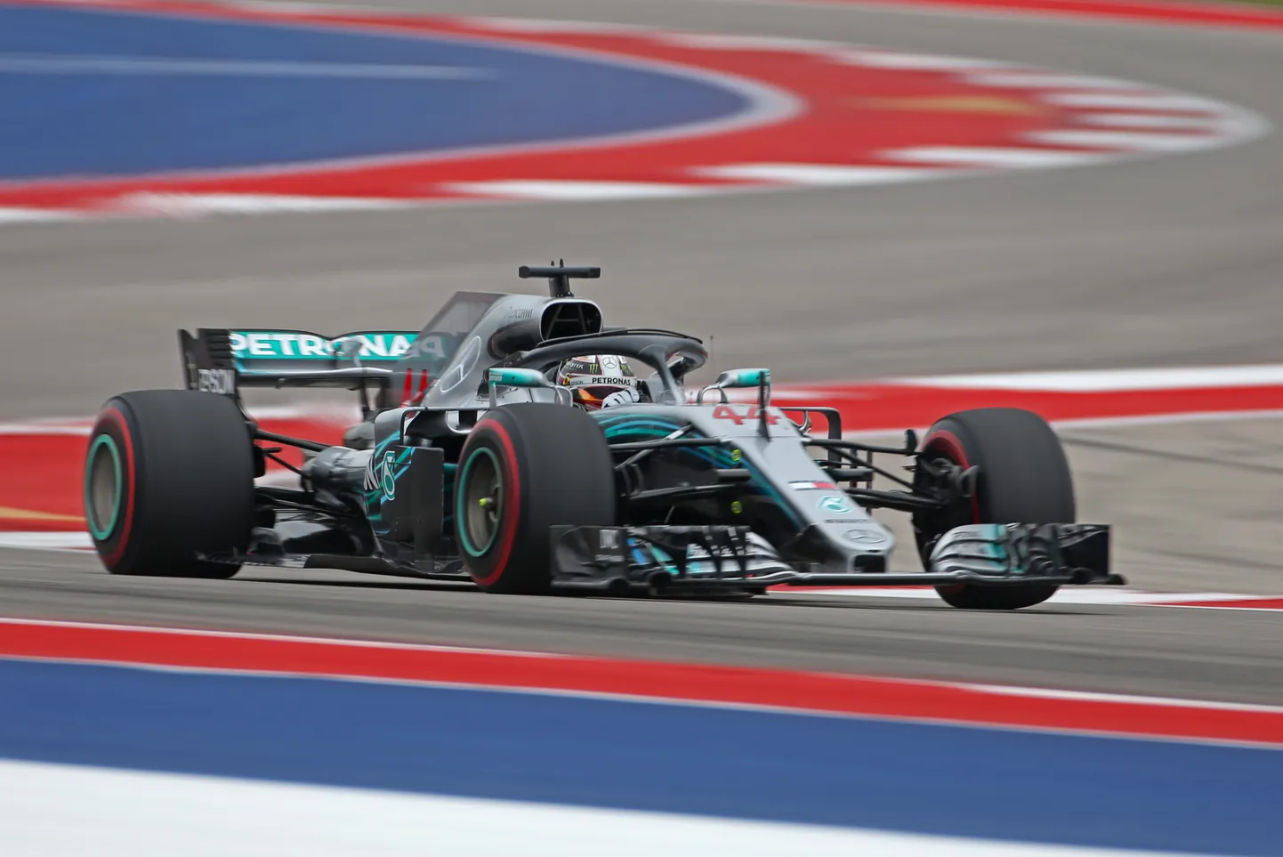 Lewis Hamilton stardib Austinis esikohalt.