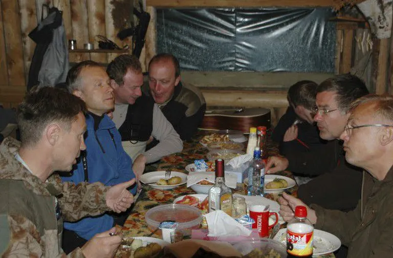 Фотография, имеющаяся в распоряжении Associated Press датирована 22 августом 2010 года. На фото видны люди, в том числе Илмар Римшевич и тогдашний руководитель российского предприятия по производству оружия "Институт исследования информационных технологий" Дмитрий Пильщиков (третий слева).