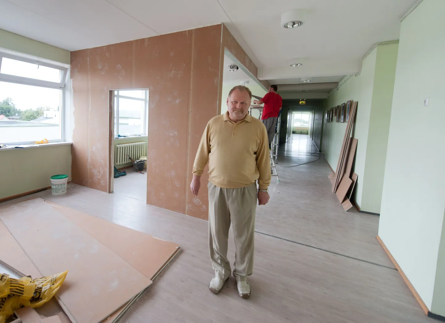 Saue gümnaasiumis ehitatakse ruumipuudusel õppeklasse juurde koridoridesse. Pildil direktor Jaan Palumets