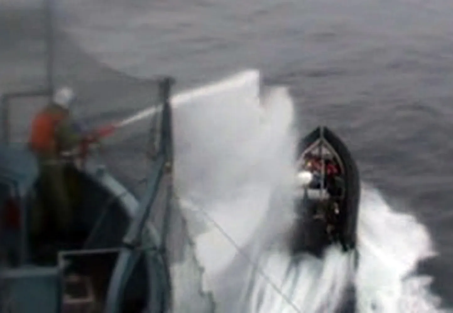 Jaapani vaalapüügilaeva meeskond tõrjumas eemale vaalapüügivastase rühmituse Sea Shepherd aktiviste.