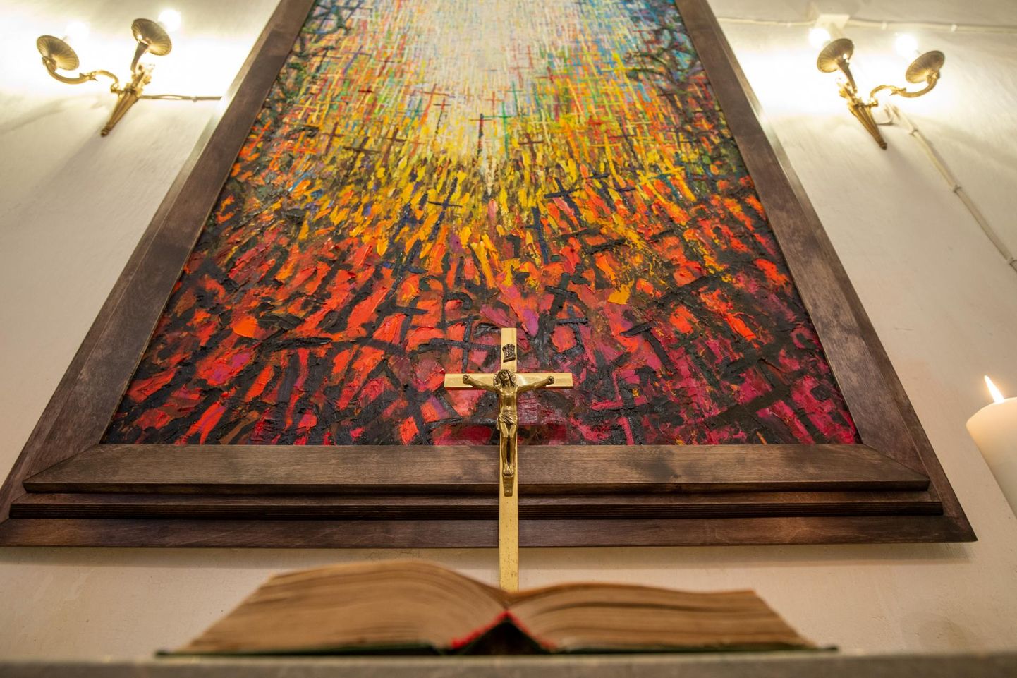 Sangaste kiriku käärkambri altari on kujundanud ja selle kohale maalinud «Taas­tulemise» Martti Ruus.