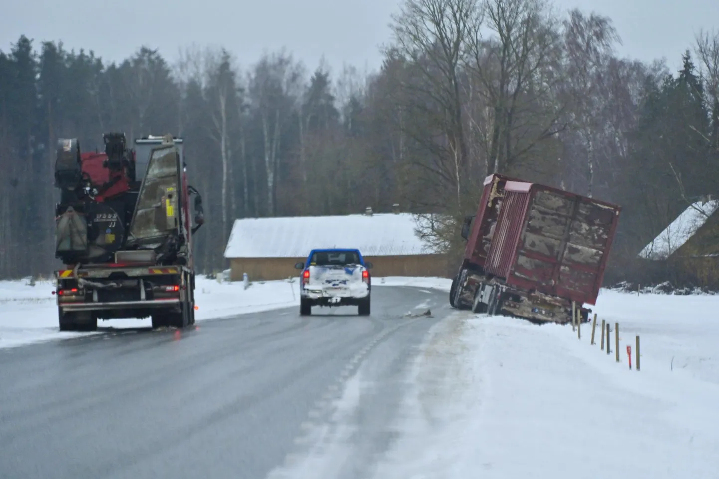 Täna pärastlõunal sõitis Põhja-Sakala vallas Reegoldi külas veoauto jäiselt teelt välja. Transpordiameti kehtestas tänasest Viljandimaa riigiteedel rasketest ilmaoludest tingitud erilise hoolderežiimi.