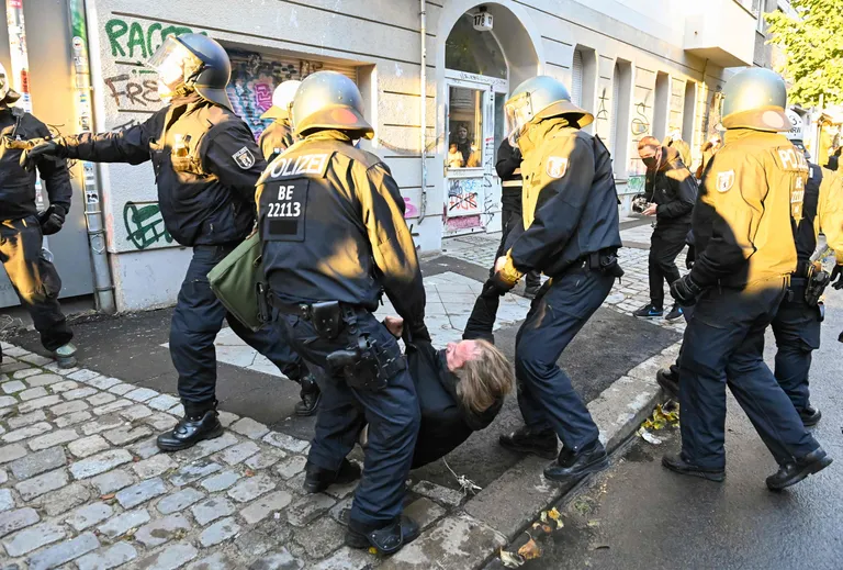 Vācijas policija atbrīvo ēku no skvoteriem