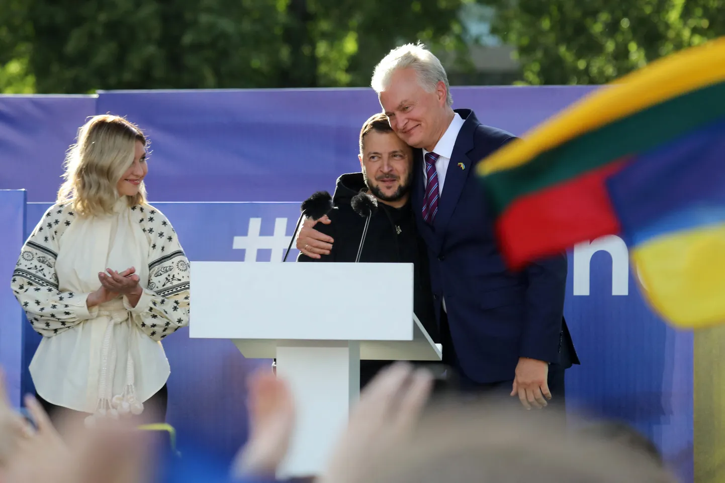 Президент Украины Владимир Зеленский (в центре), его супруга Елена Зеленская и президент Литвы Гитанас Науседа в Вильнюсе во время саммита НАТО