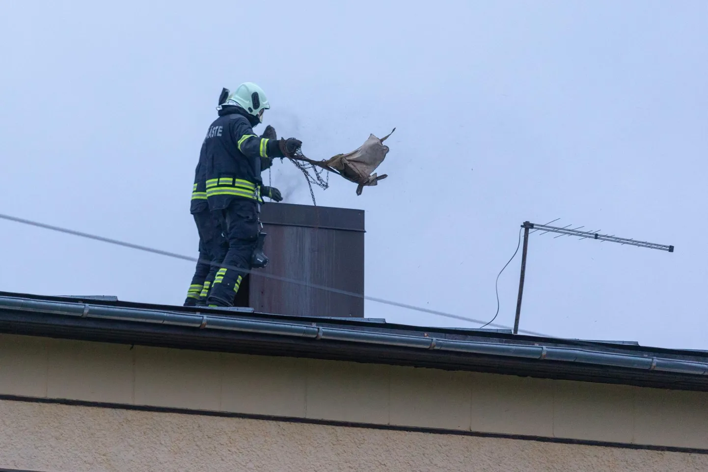 Päästjatel tuleb sageli sõita korstnas süttinud tahma kustutama. Foto sellest tööst on tehtd mõni nädal tagasi Viljandis Ugala puiesteel.