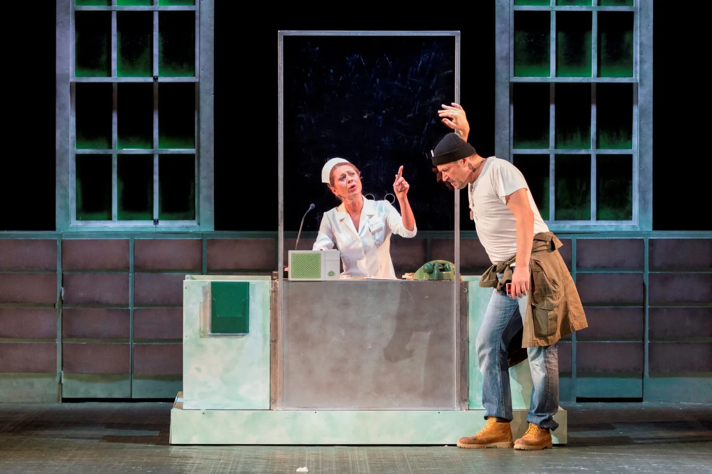 Ülle Lichtfeldt ja Üllar Saaremäe Rakvere teatri lavastuses «Lendas üle käopesa»