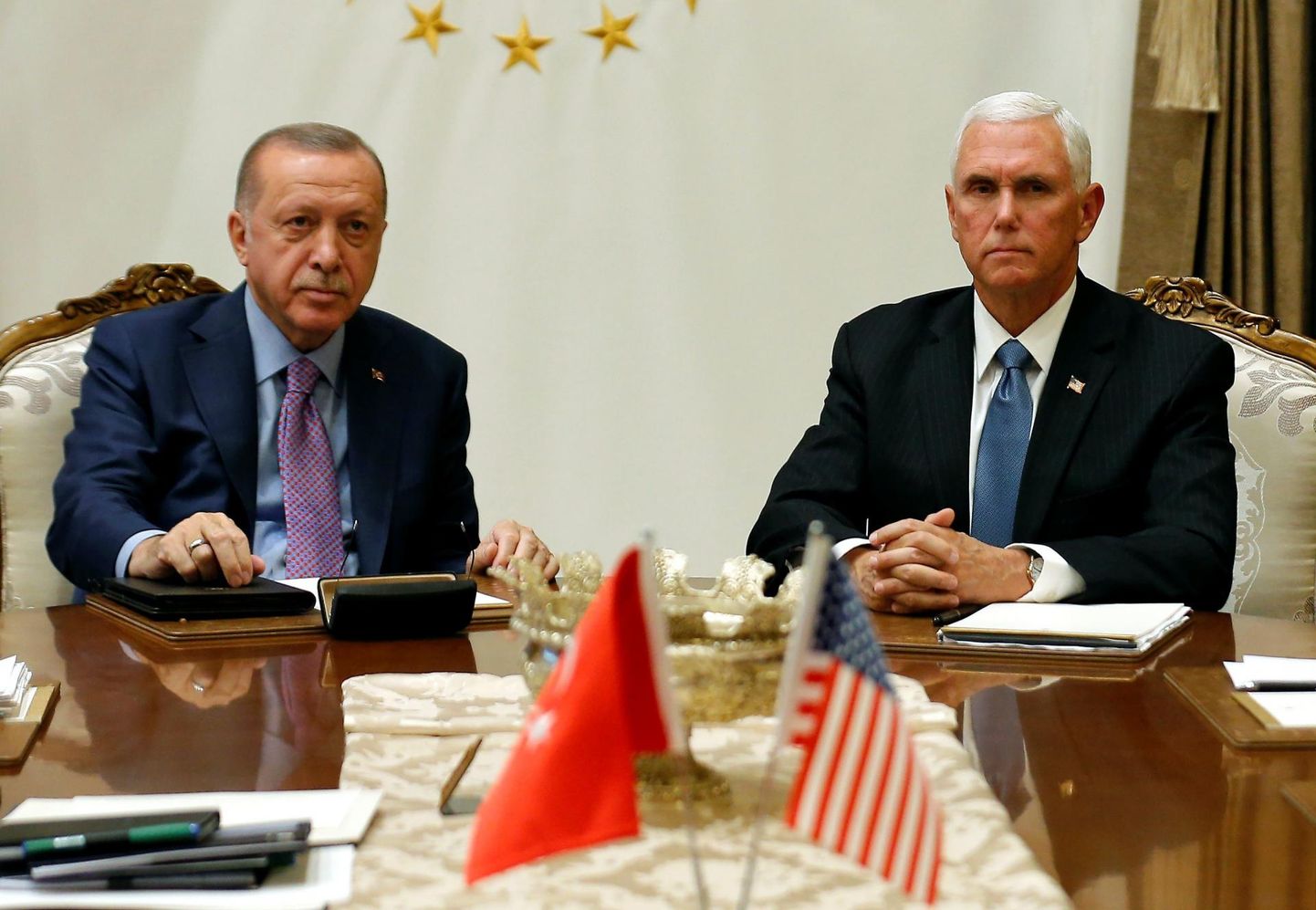 Türgi riigipea Recep Tayyip Erdoğan ja USA asepresident Mike Pence eile Ankaras läbirääkimistelaua ääres.