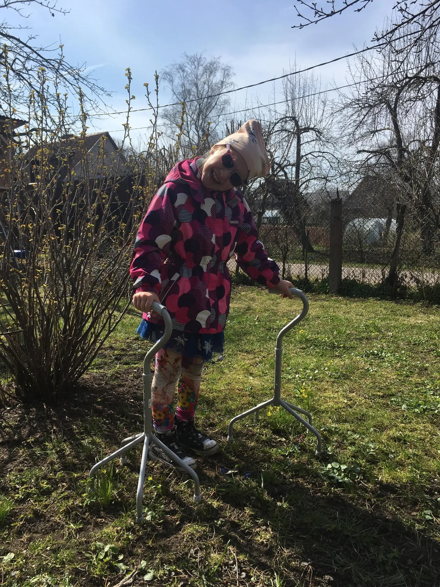 Milde Lisbeth hakkas harjutama harkkeppidega käima. Tema kõige suurem unistus on ühel päeval ise omal jalal kõndida ja tantsida.